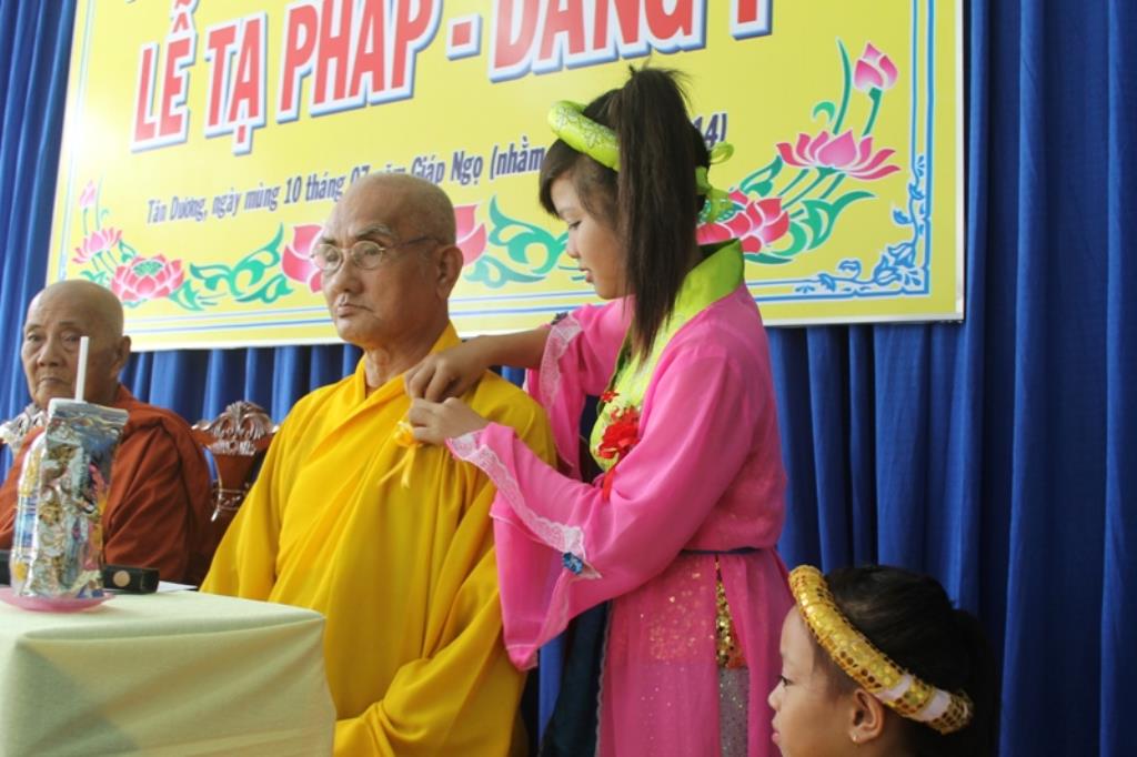 Dâng Pháp Y Chư Tăng Sinh Trường Trung Cấp