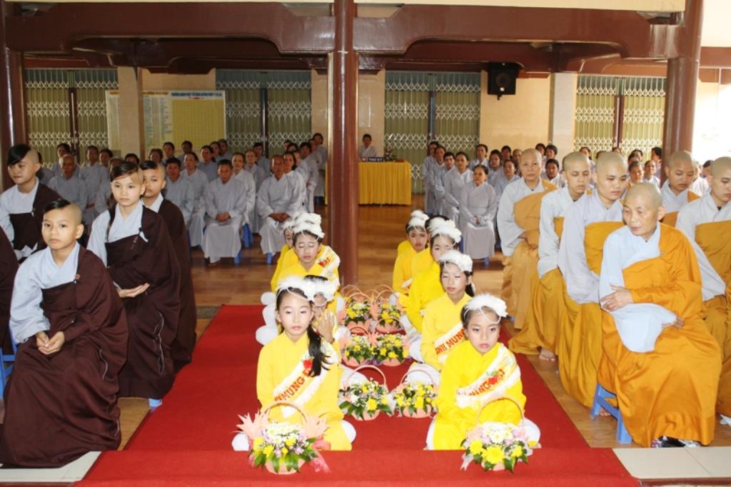 Dâng Pháp Y Chư Tăng Sinh Trường Trung Cấp