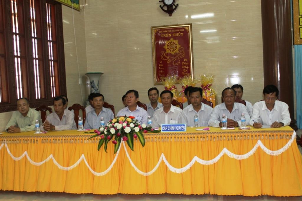 Dâng Pháp Y Chư Tăng Sinh Trường Trung Cấp