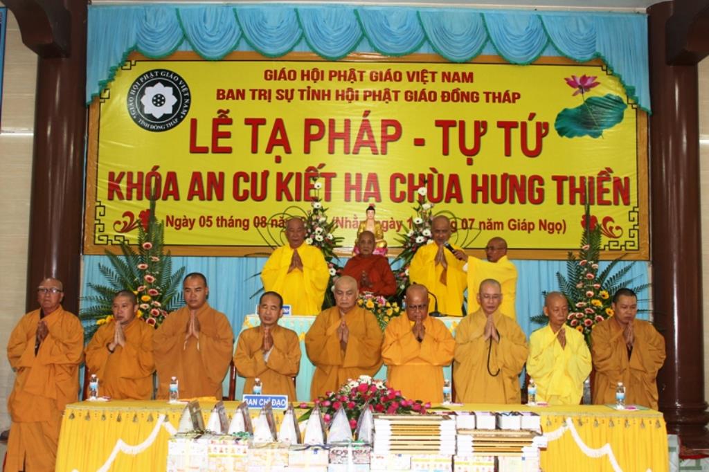 Dâng Pháp Y Chư Tăng Sinh Trường Trung Cấp