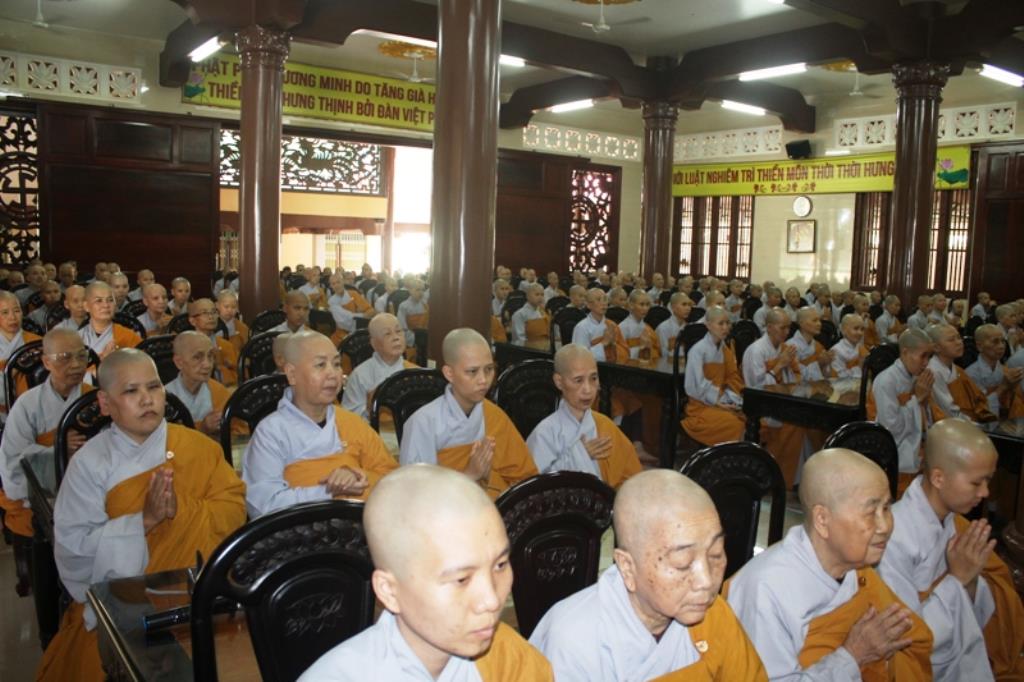 Dâng Pháp Y Chư Tăng Sinh Trường Trung Cấp