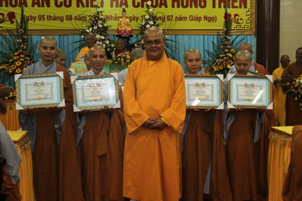 Dâng Pháp Y Chư Tăng Sinh Trường Trung Cấp