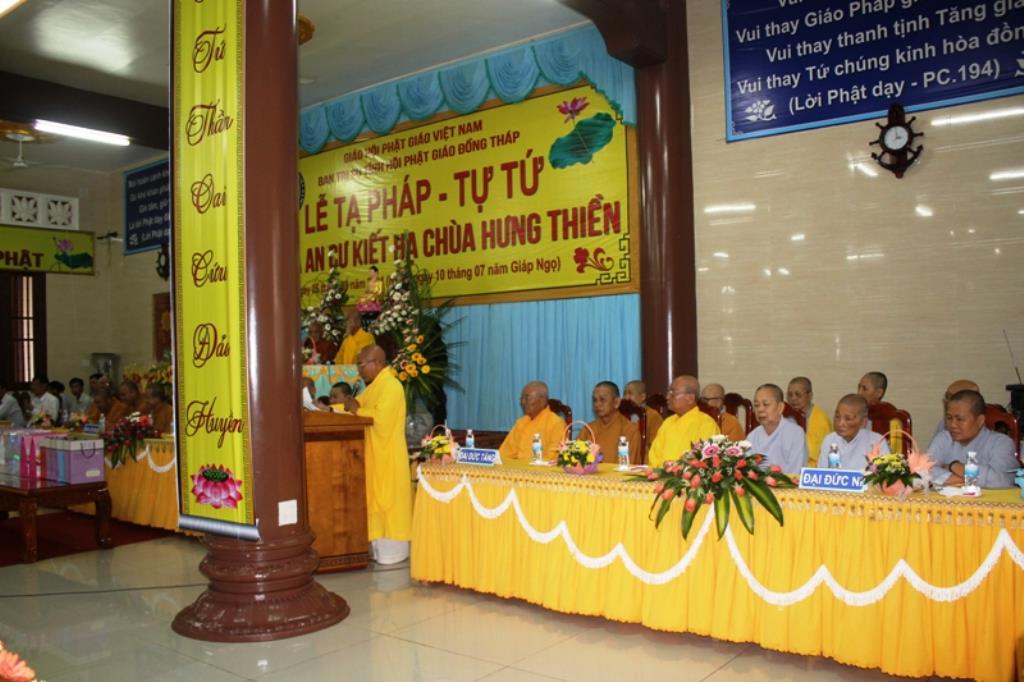 Dâng Pháp Y Chư Tăng Sinh Trường Trung Cấp