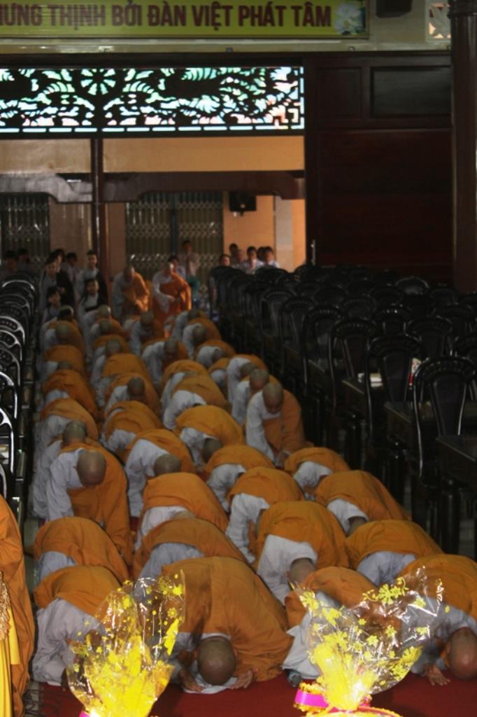Dâng Pháp Y Chư Tăng Sinh Trường Trung Cấp