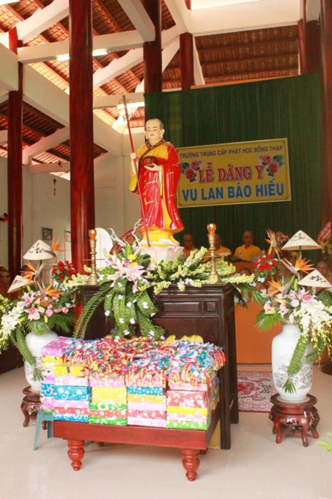 Dâng Pháp Y Chư Tăng Sinh Trường Trung Cấp