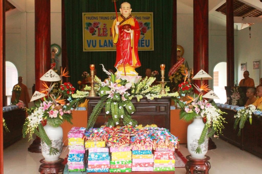 Dâng Pháp Y Chư Tăng Sinh Trường Trung Cấp