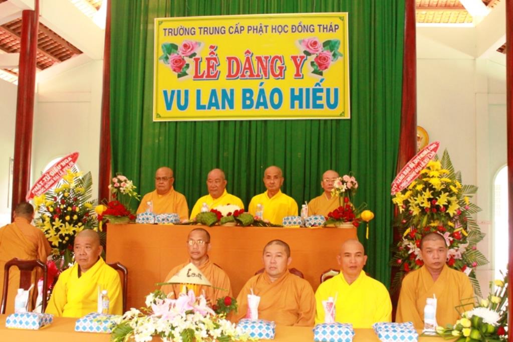 Dâng Pháp Y Chư Tăng Sinh Trường Trung Cấp