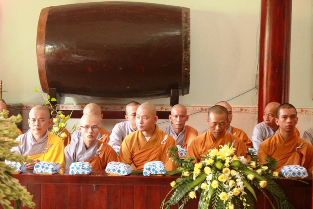 Dâng Pháp Y Chư Tăng Sinh Trường Trung Cấp
