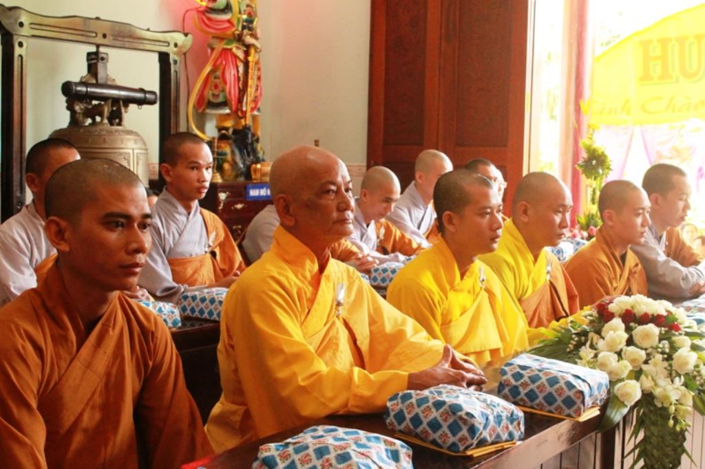 Dâng Pháp Y Chư Tăng Sinh Trường Trung Cấp