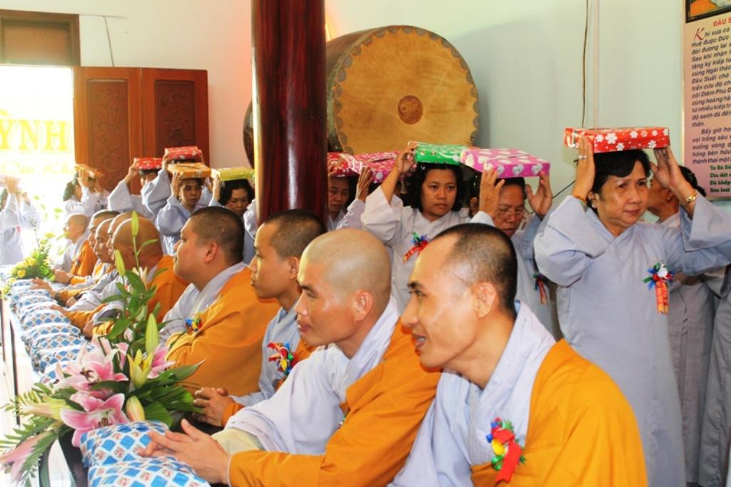 Dâng Pháp Y Chư Tăng Sinh Trường Trung Cấp