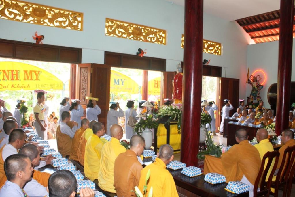 Dâng Pháp Y Chư Tăng Sinh Trường Trung Cấp