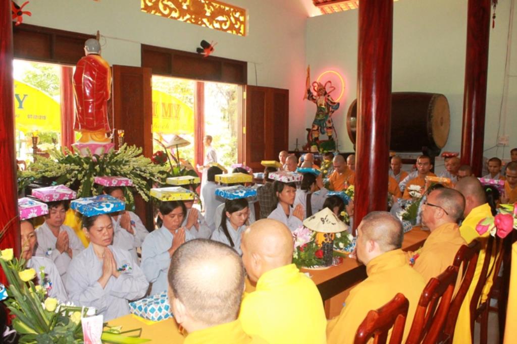 Dâng Pháp Y Chư Tăng Sinh Trường Trung Cấp