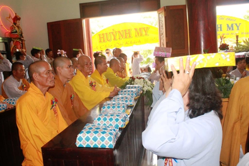 Dâng Pháp Y Chư Tăng Sinh Trường Trung Cấp