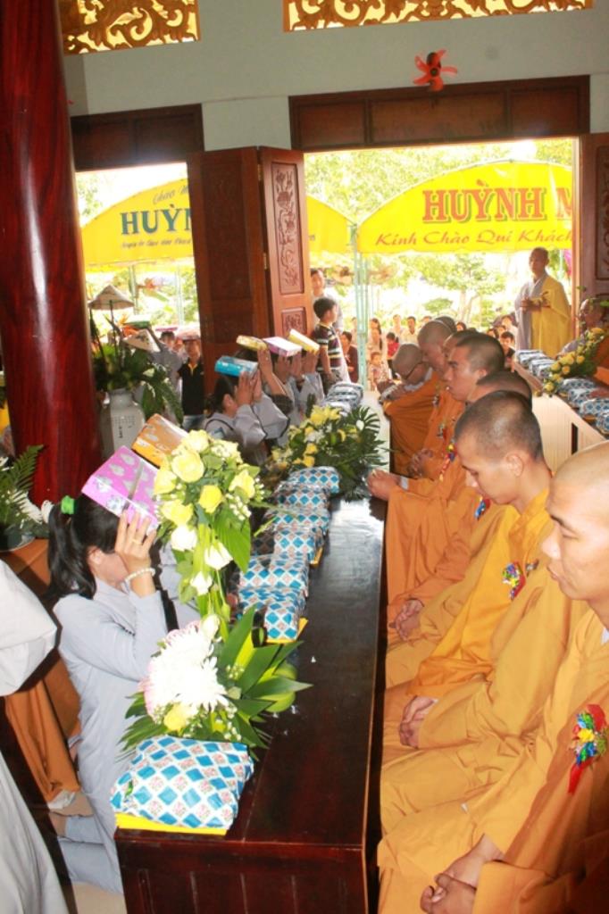 Dâng Pháp Y Chư Tăng Sinh Trường Trung Cấp