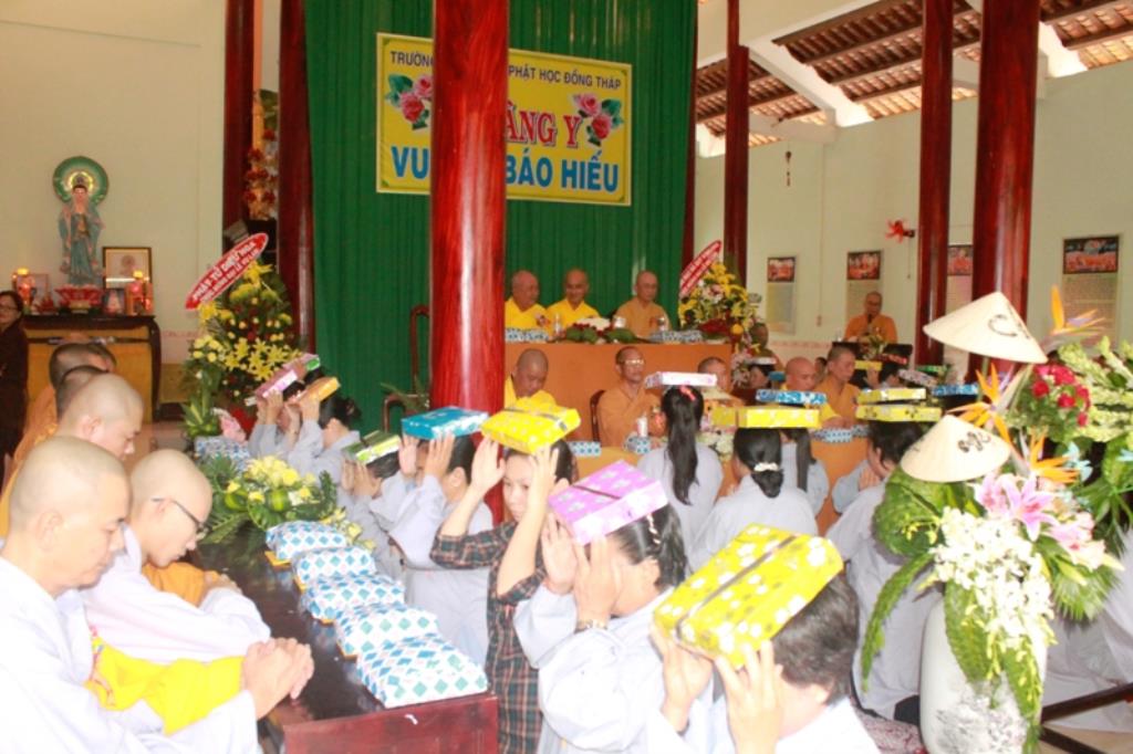 Dâng Pháp Y Chư Tăng Sinh Trường Trung Cấp