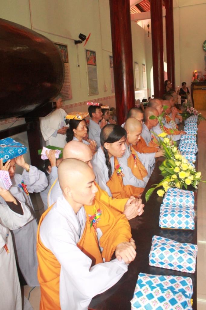 Dâng Pháp Y Chư Tăng Sinh Trường Trung Cấp