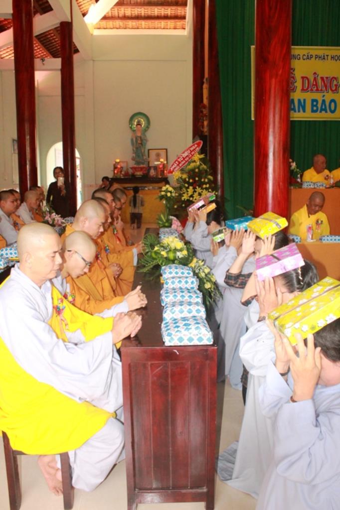Dâng Pháp Y Chư Tăng Sinh Trường Trung Cấp