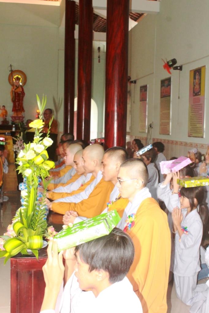 Dâng Pháp Y Chư Tăng Sinh Trường Trung Cấp