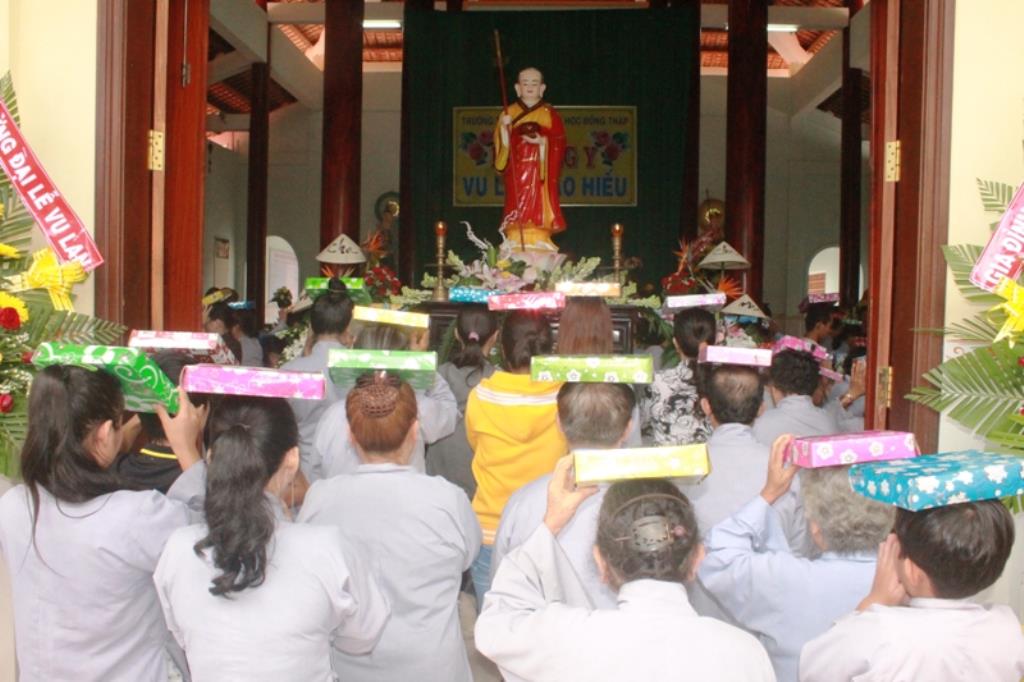 Dâng Pháp Y Chư Tăng Sinh Trường Trung Cấp