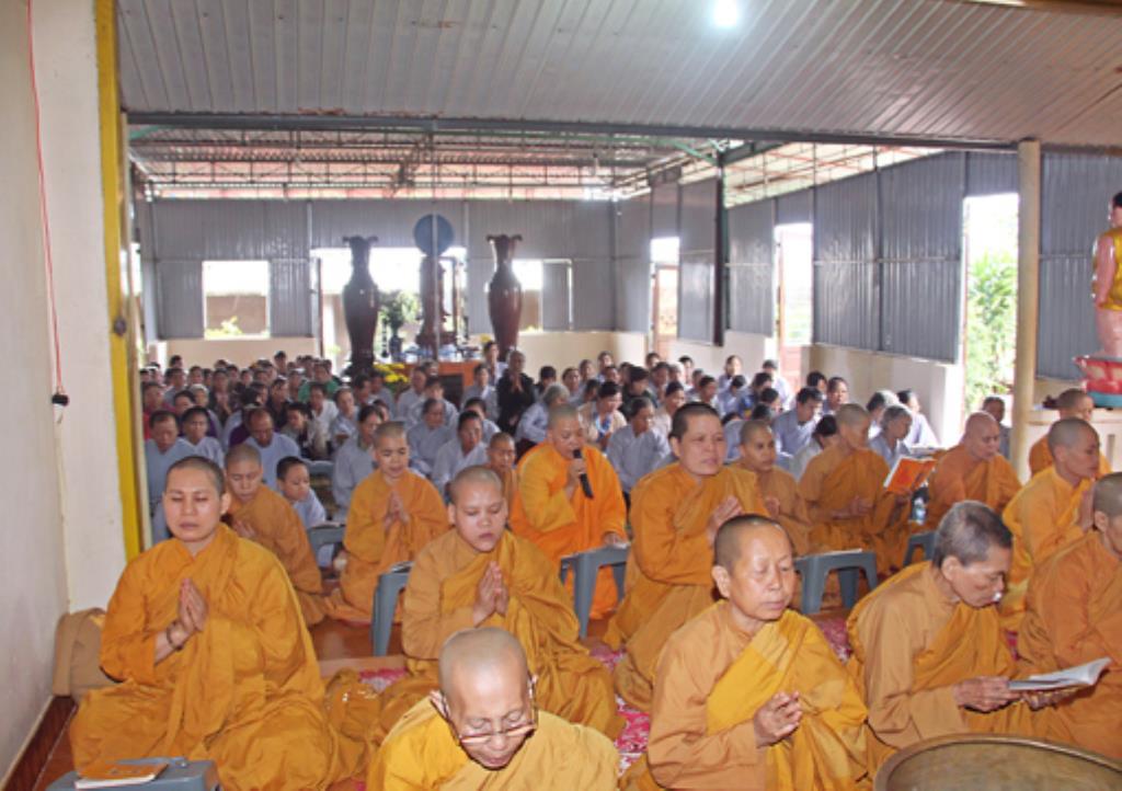 Gia Lai :Tịnh Xá Ngọc lai Chương trình Bông Hồng Cài Áo và Lễ cúng Dường Trai Tăng