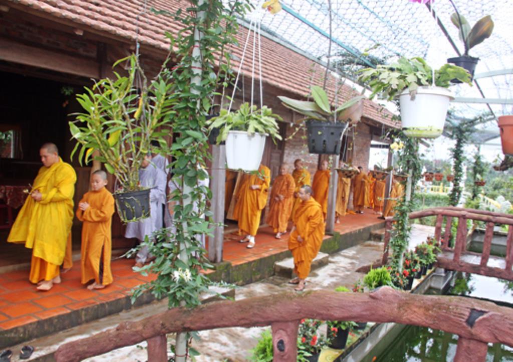Gia Lai :Tịnh Xá Ngọc lai Chương trình Bông Hồng Cài Áo và Lễ cúng Dường Trai Tăng