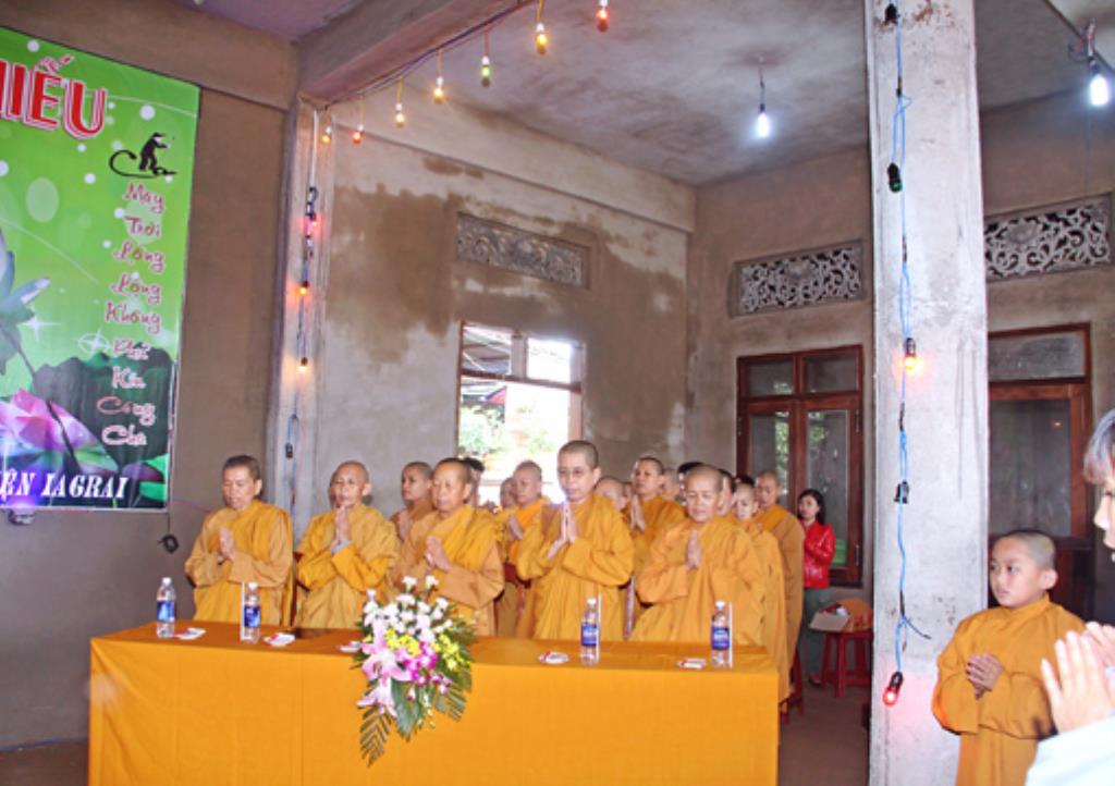 Gia Lai :Tịnh Xá Ngọc lai Chương trình Bông Hồng Cài Áo và Lễ cúng Dường Trai Tăng