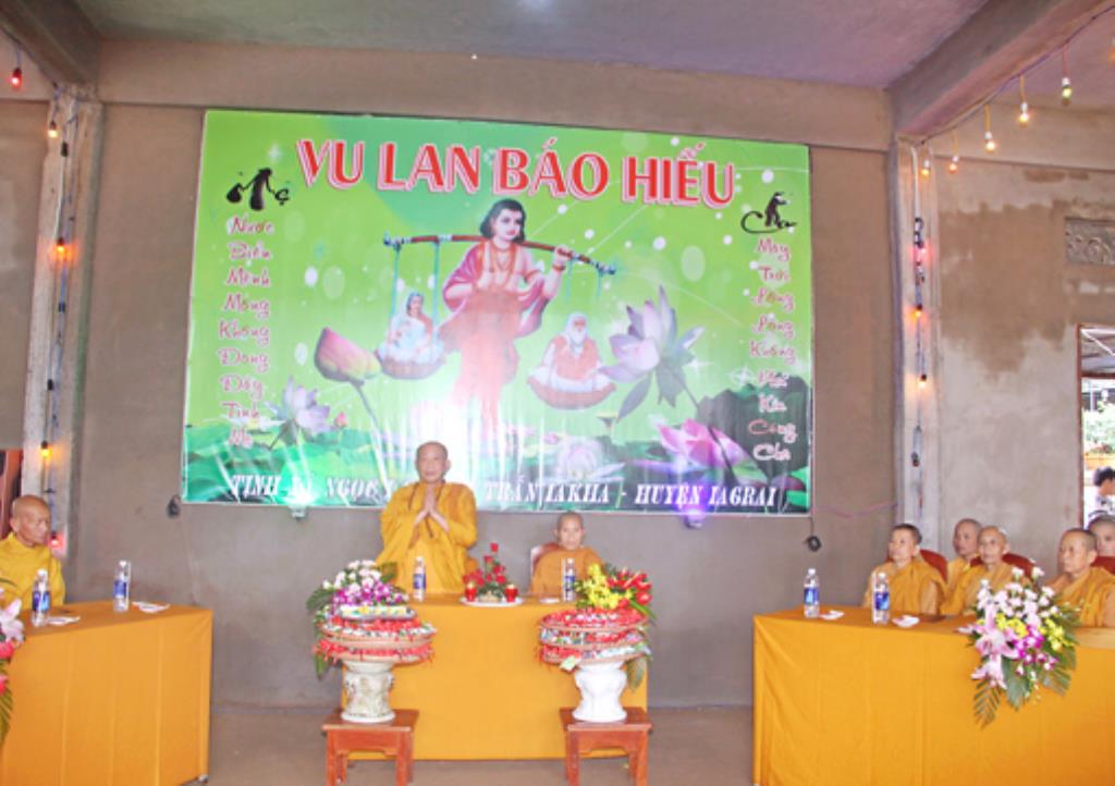 Gia Lai :Tịnh Xá Ngọc lai Chương trình Bông Hồng Cài Áo và Lễ cúng Dường Trai Tăng