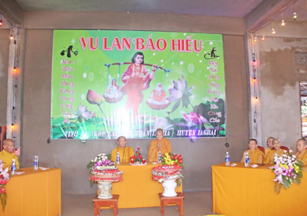 Gia Lai :Tịnh Xá Ngọc lai Chương trình Bông Hồng Cài Áo và Lễ cúng Dường Trai Tăng