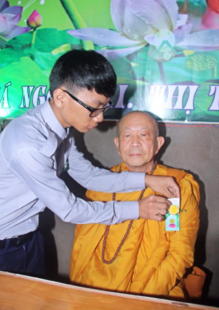 Gia Lai :Tịnh Xá Ngọc lai Chương trình Bông Hồng Cài Áo và Lễ cúng Dường Trai Tăng