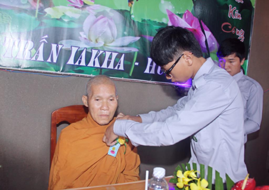 Gia Lai :Tịnh Xá Ngọc lai Chương trình Bông Hồng Cài Áo và Lễ cúng Dường Trai Tăng