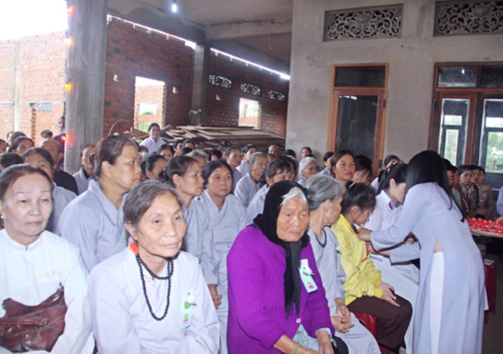 Gia Lai :Tịnh Xá Ngọc lai Chương trình Bông Hồng Cài Áo và Lễ cúng Dường Trai Tăng