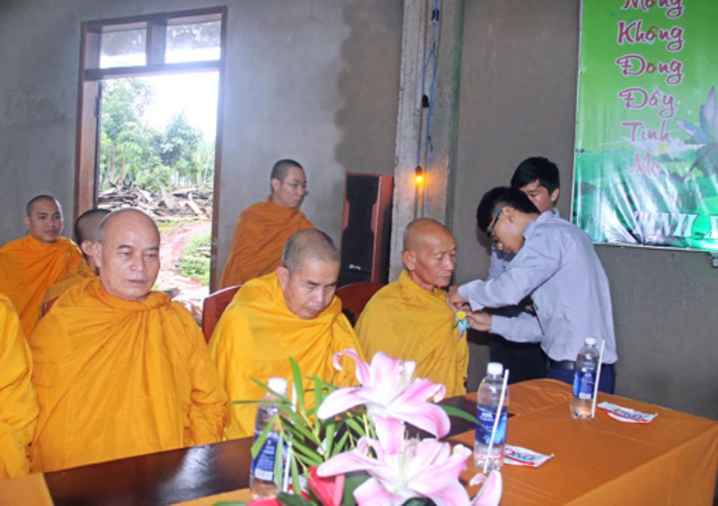 Gia Lai :Tịnh Xá Ngọc lai Chương trình Bông Hồng Cài Áo và Lễ cúng Dường Trai Tăng