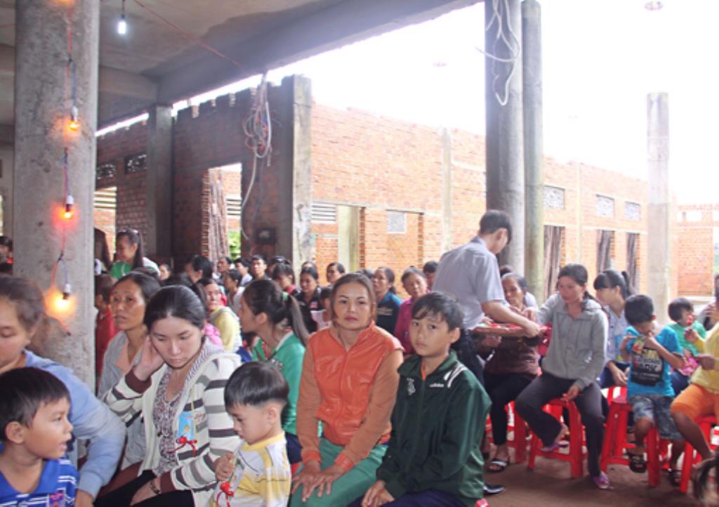Gia Lai :Tịnh Xá Ngọc lai Chương trình Bông Hồng Cài Áo và Lễ cúng Dường Trai Tăng