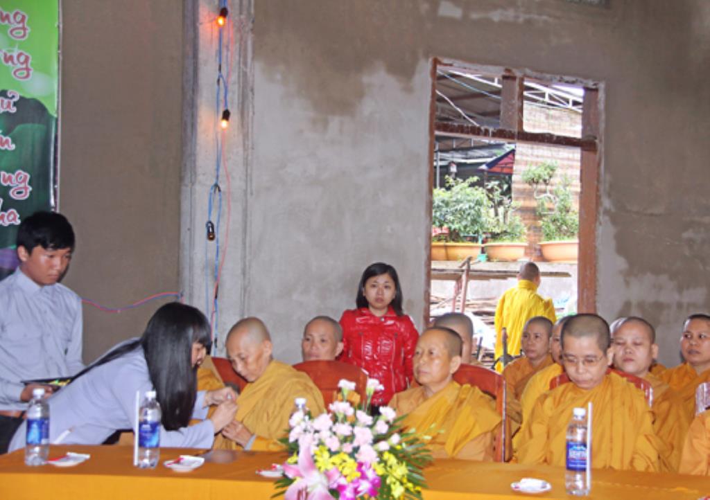 Gia Lai :Tịnh Xá Ngọc lai Chương trình Bông Hồng Cài Áo và Lễ cúng Dường Trai Tăng