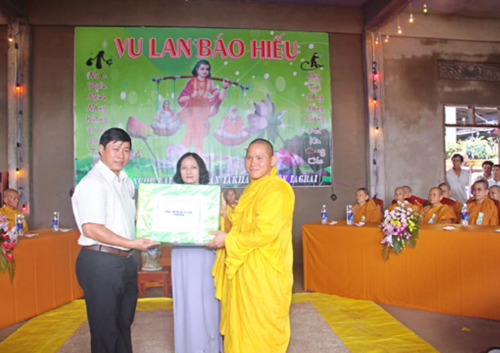 Gia Lai :Tịnh Xá Ngọc lai Chương trình Bông Hồng Cài Áo và Lễ cúng Dường Trai Tăng