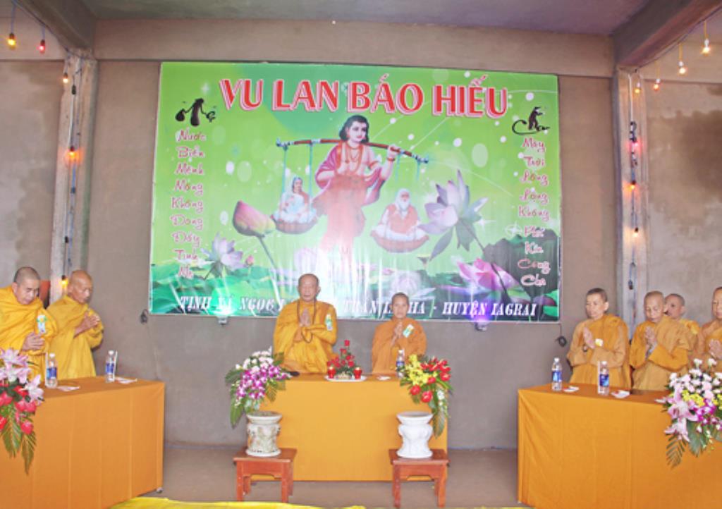 Gia Lai :Tịnh Xá Ngọc lai Chương trình Bông Hồng Cài Áo và Lễ cúng Dường Trai Tăng