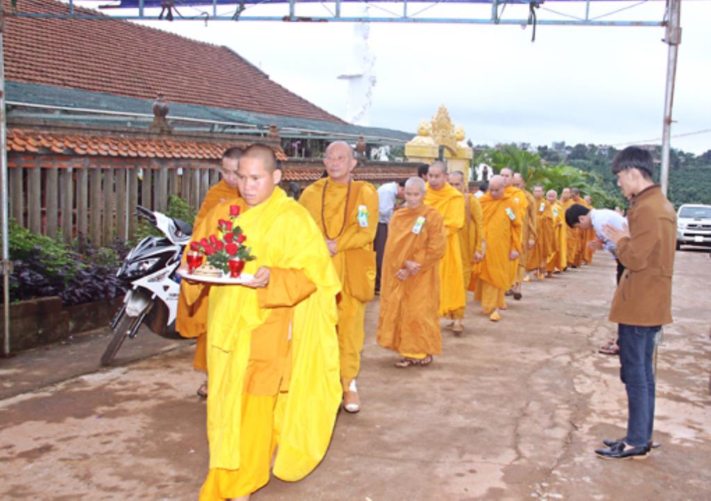 Gia Lai :Tịnh Xá Ngọc lai Chương trình Bông Hồng Cài Áo và Lễ cúng Dường Trai Tăng