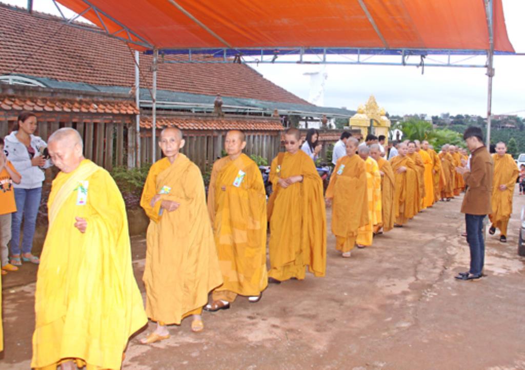 Gia Lai :Tịnh Xá Ngọc lai Chương trình Bông Hồng Cài Áo và Lễ cúng Dường Trai Tăng