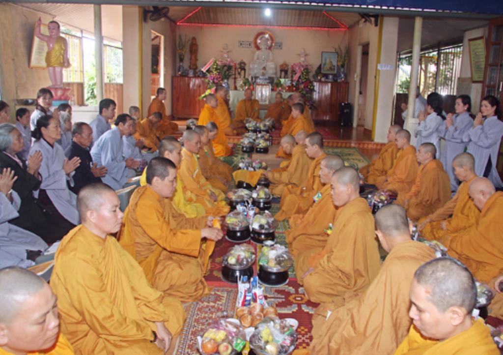 Gia Lai :Tịnh Xá Ngọc lai Chương trình Bông Hồng Cài Áo và Lễ cúng Dường Trai Tăng
