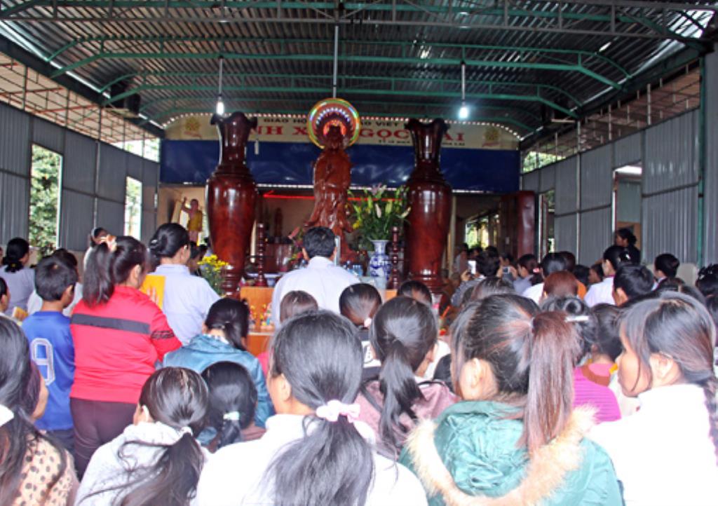 Gia Lai :Tịnh Xá Ngọc lai Chương trình Bông Hồng Cài Áo và Lễ cúng Dường Trai Tăng