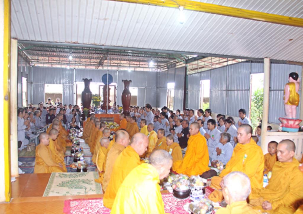 Gia Lai :Tịnh Xá Ngọc lai Chương trình Bông Hồng Cài Áo và Lễ cúng Dường Trai Tăng
