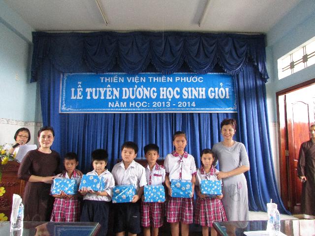Xúc động buổi lễ tuyên dương học sinh giỏi năm học 2013- 2014 của  Thiền Viện Thiên Phước