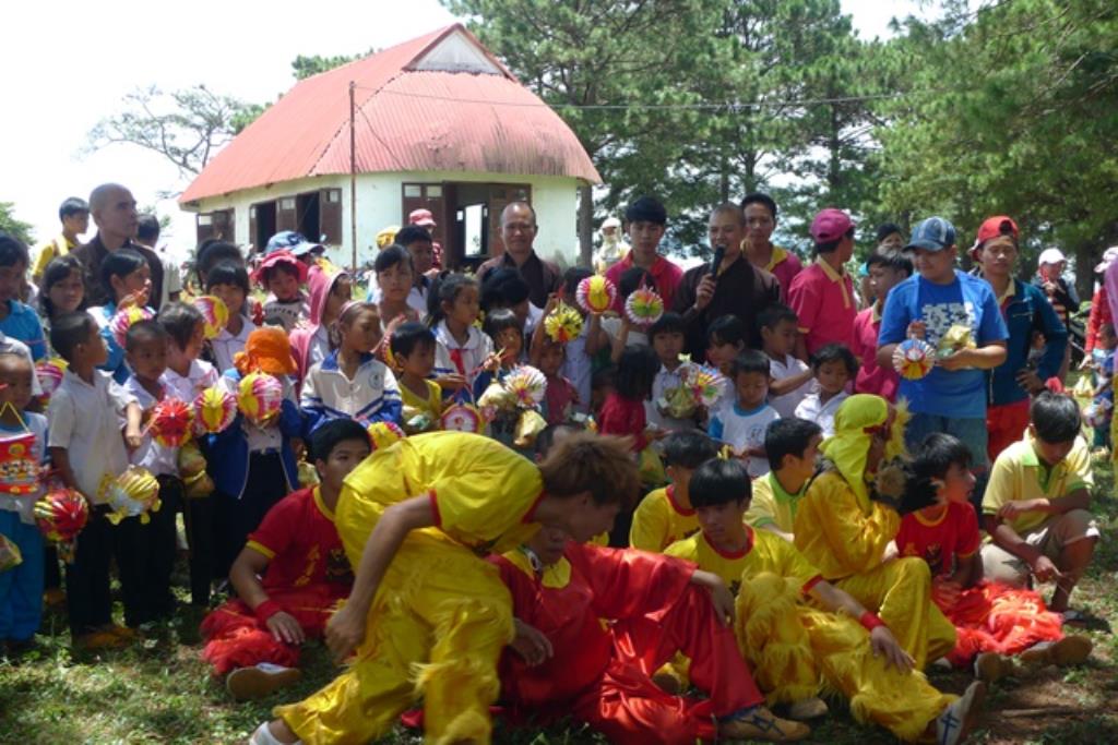 Chùa Liên Hoa Kiến Đức tổ chức trung thu cho các em thiếu nhi các trường nghèo địa bàn