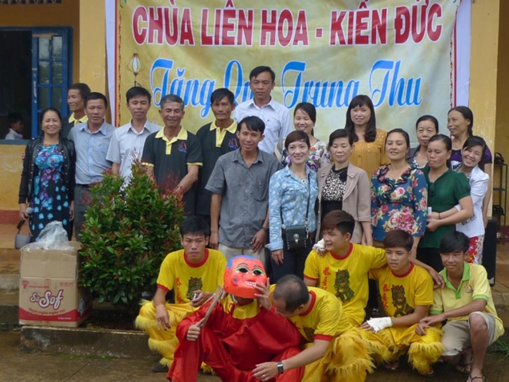 Chùa Liên Hoa Kiến Đức tổ chức trung thu cho các em thiếu nhi các trường nghèo địa bàn