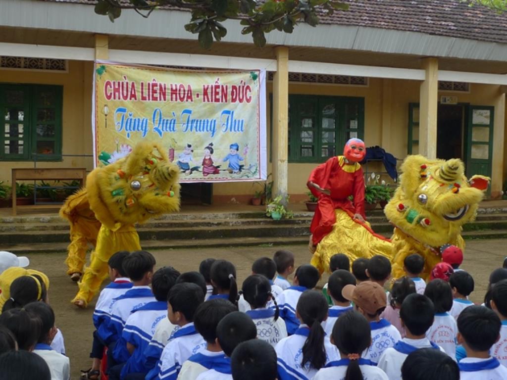 Chùa Liên Hoa Kiến Đức tổ chức trung thu cho các em thiếu nhi các trường nghèo địa bàn