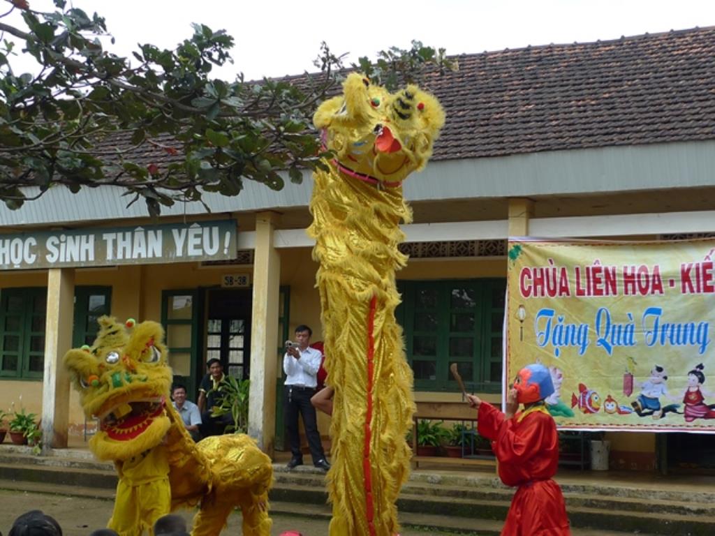 Chùa Liên Hoa Kiến Đức tổ chức trung thu cho các em thiếu nhi các trường nghèo địa bàn