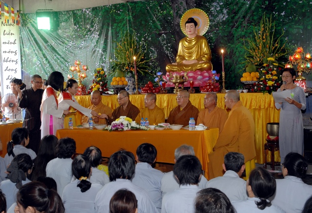 Xúc động lễ Vu Lan Báo Hiếu 2014 tại chùa Giác Ngộ