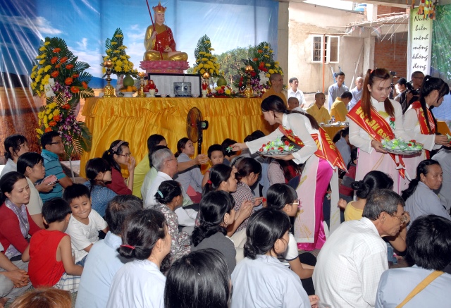 Xúc động lễ Vu Lan Báo Hiếu 2014 tại chùa Giác Ngộ