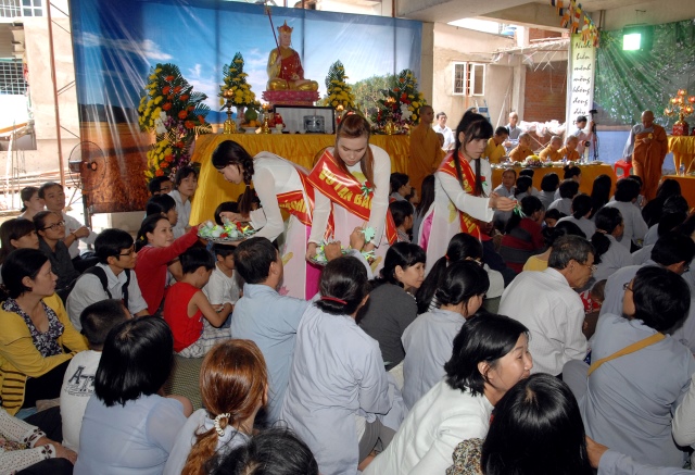 Xúc động lễ Vu Lan Báo Hiếu 2014 tại chùa Giác Ngộ