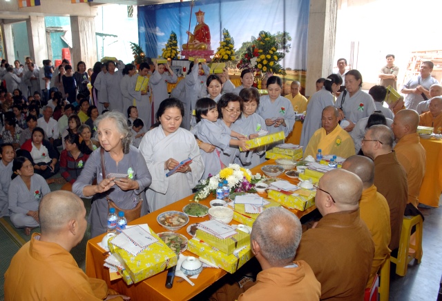Xúc động lễ Vu Lan Báo Hiếu 2014 tại chùa Giác Ngộ